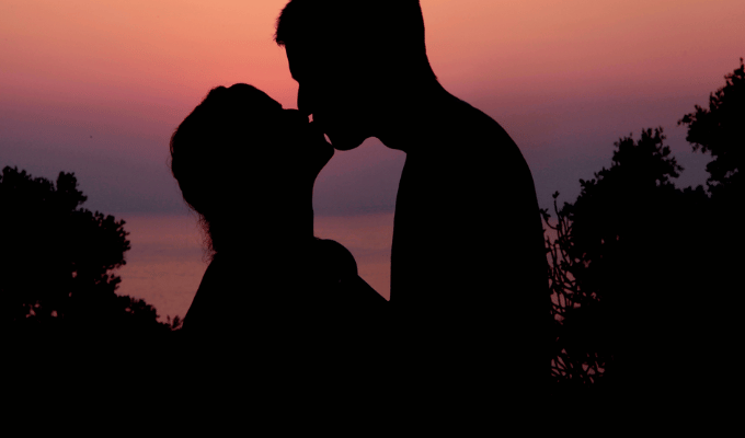 Amores Inolvidables: ¿Por Qué el Primer Amor Siempre Permanece Vivo?