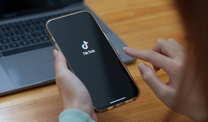 Joven guayaquileño despedido por video de TikTok con uniforme