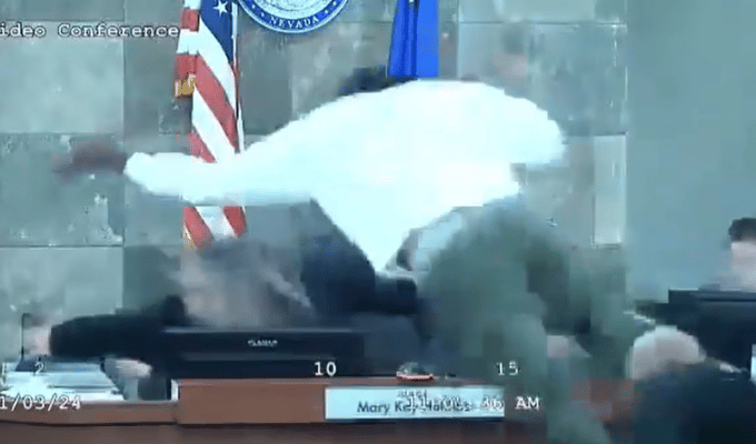 Hombre Agrede a Jueza Tras Negarle Libertad Condicional