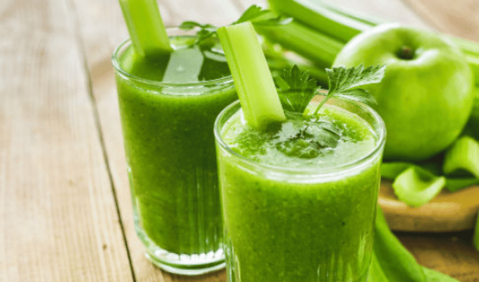 Cómo el Jugo de Apio y Manzana Combate el Colesterol