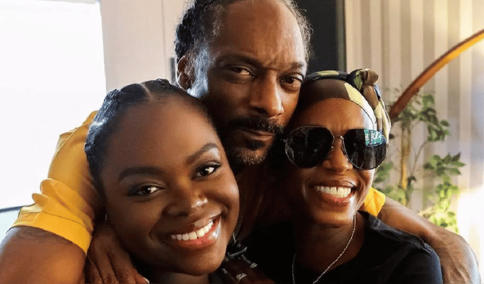 Hija de Snoop Dogg, Enfrenta Grave Derrame Cerebral a sus 24 Años