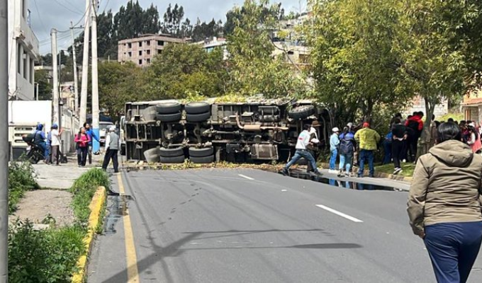 Camión volcado en Ambato causa cierre de vías