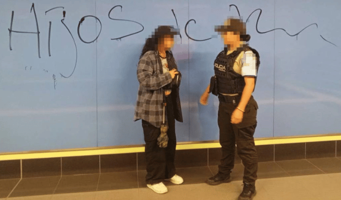 Multan con USD 460 a joven por vandalizar estación del Metro en QUITO