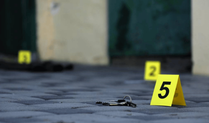 Tres adolescentes caen víctimas de un sangriento ataque a vivienda