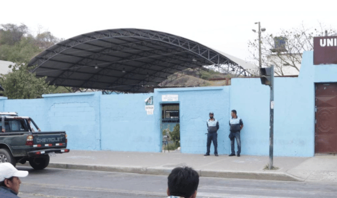 Joven sufre graves heridas al lanzarse desde el techo del colegio