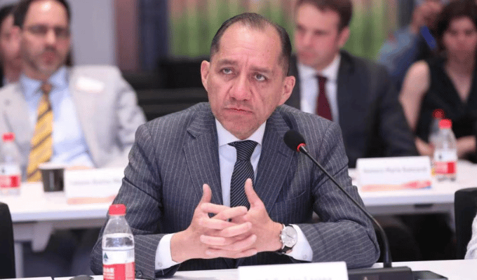 Carlos Larrea presenta su renuncia al cargo de viceministro