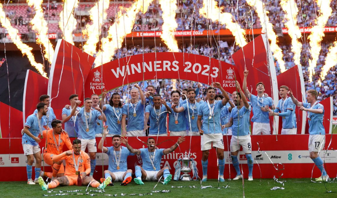 City se acerca al histórico ‘triplete’ tras vencer a United.