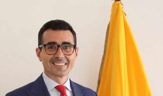 Guschmer niega impedimentos para su cargo como Ministro