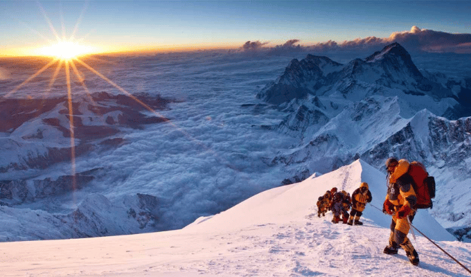 Everest pone un nuevo reto: alpinistas deberán recoger sus excrementos