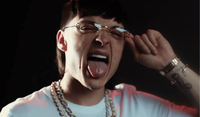 Peso Pluma Confronta la Tradición Musical en Entrevista Exclusiva