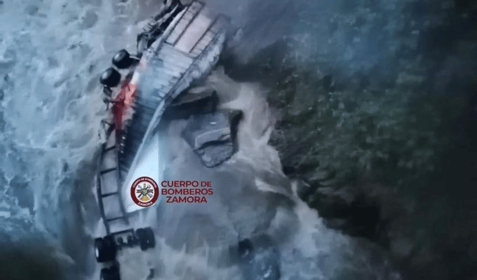 Vía Zamora-Loja: Rescate Tardío tras Caída de Tráiler en Río Sabanilla