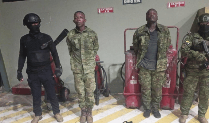 Dos Hombres Vestidos de Militares Detenidos por Intento de Robo