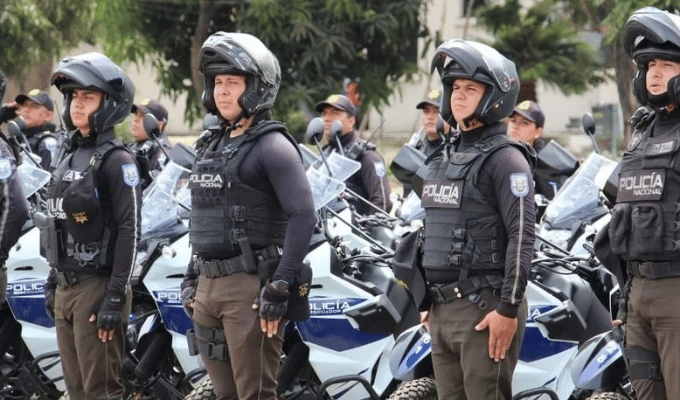 Ataque salvaje: Hombre golpea brutalmente a policía en la Nueva Ambato