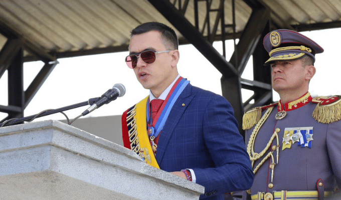 Entrega simbólica: Bastón de mando a Daniel Noboa en Día del Ejército.