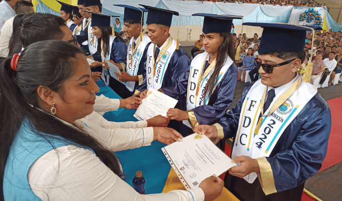 Éxito y Superación: Zona 3 Se Enorgullece de sus Nuevos Bachilleres