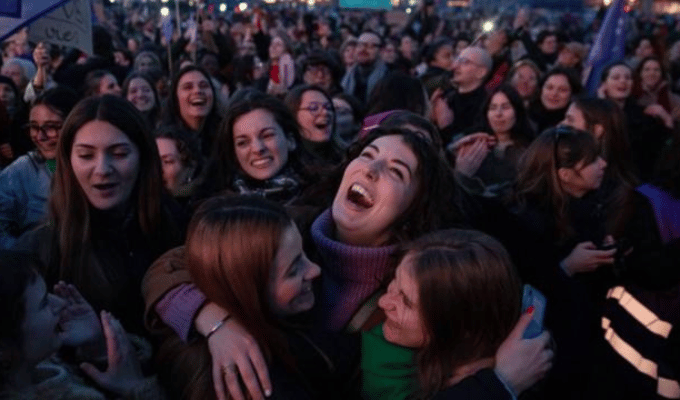 Avance en derechos reproductivos: Francia consagra el aborto en su ley