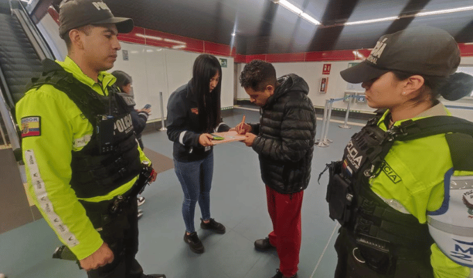 Multa contundente para vendedor ebrio en el tren del Metro de Quito.
