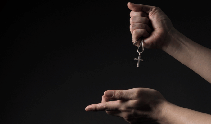 Padre Paco: Sacerdote Elegido como Primer Exorcista Oficial en Cuenca