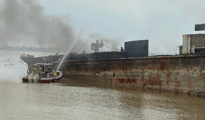 ¡Alerta en Durán! Embarcación arde en llamas en el río Guayas.