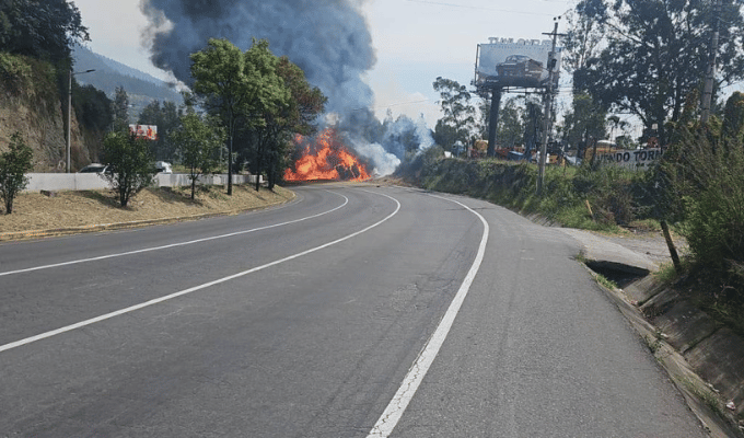 Tanquero con 8,000 Galones de Combustible Se Incendia en Quito