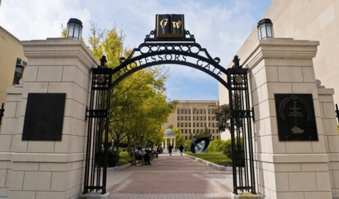 Universidad George Washington Enfrenta Millonaria Demanda