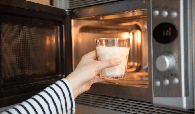 Calor Peligroso: Consecuencias de Usar el Microondas para Agua y Leche