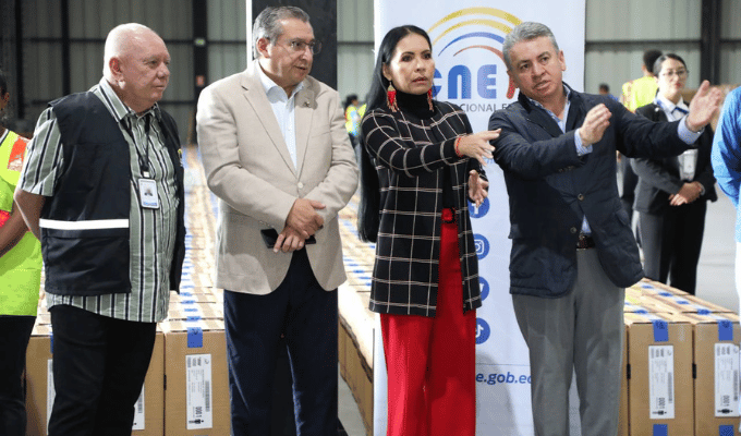 Ecuador se Prepara: CNE Envía Paquetes para Referéndum al Exterior