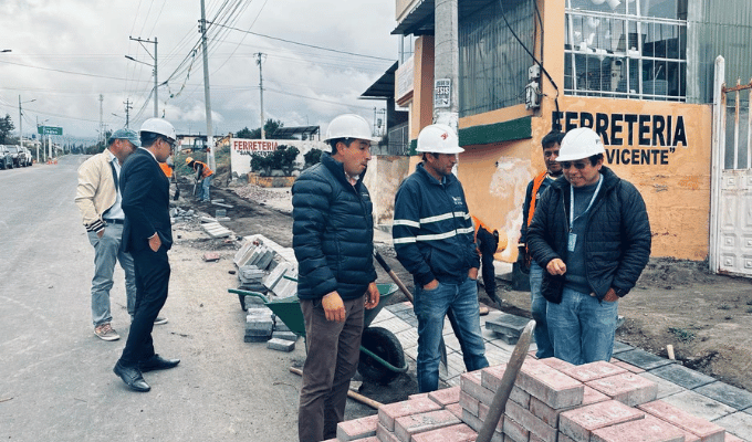 Tisaleo: Comienzan obras de aceras en vía Alobamba