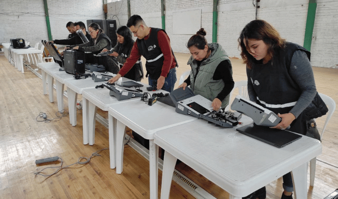 Ambato se equipa: nuevos kits tecnológicos para un voto más ágil