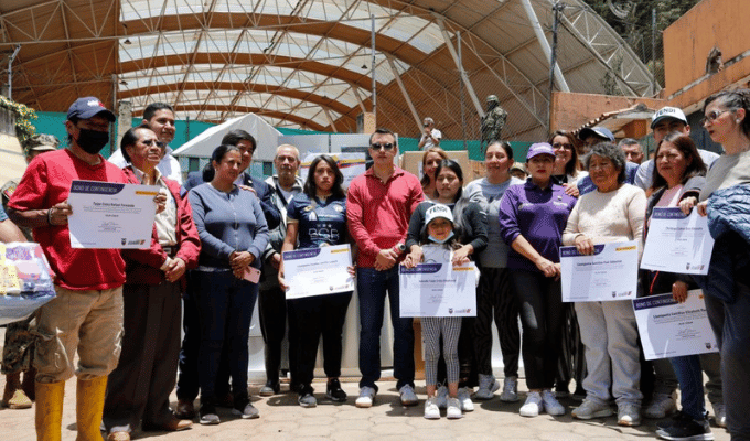 Presidente Noboa entrega bonos y electrodomésticos en la Gasca
