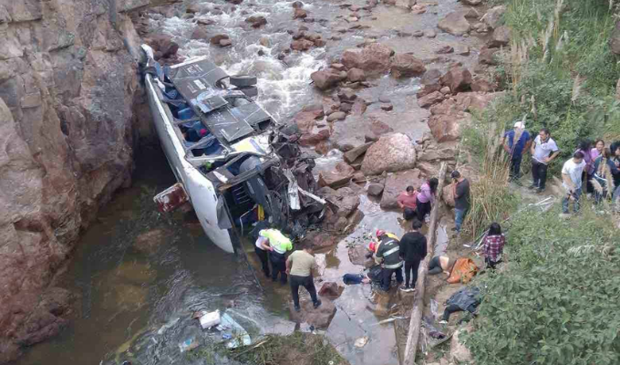 Cuatro muertos tras caída de bus de deportistas al río León
