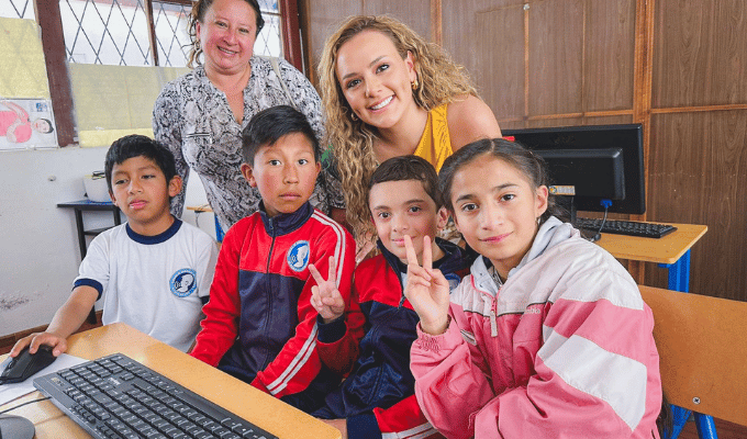 María A. Pacheco impulsa educación inclusiva con donación tecnológica