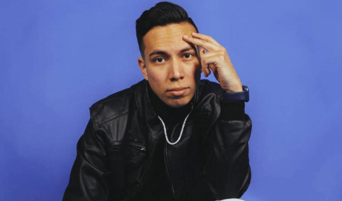 Álex Vizuete sorprende en evento con posible nueva pareja