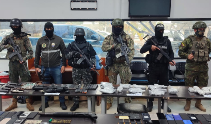 ¡Alarmante hallazgo!Militares descubren arsenal en cárcel de Guayaquil
