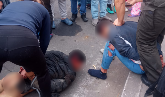 Presuntos delincuentes castigados por moradores en Izamba