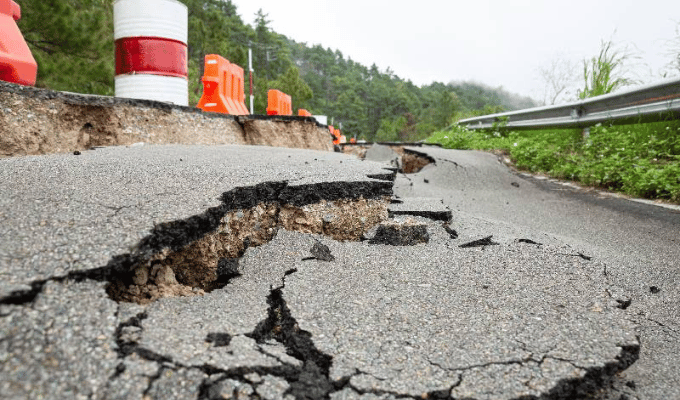 56 Vías Cruciales de Ecuador Requieren Urgente Reparación