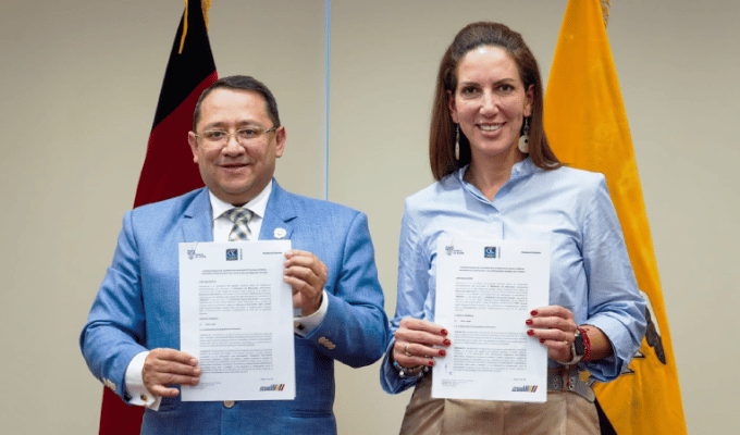 Ministra de Educación y Contralor firman pacto contra la corrupción