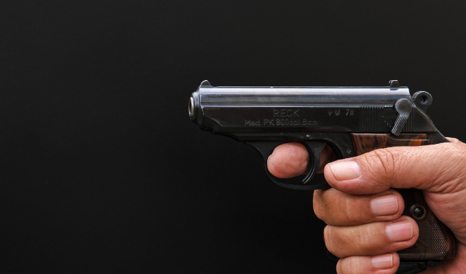 Peligro en las aulas: joven apunta con arma a su compañero