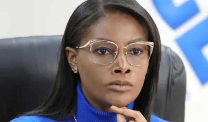Diana Salazar se retira tras presencia de Ronny Aleaga