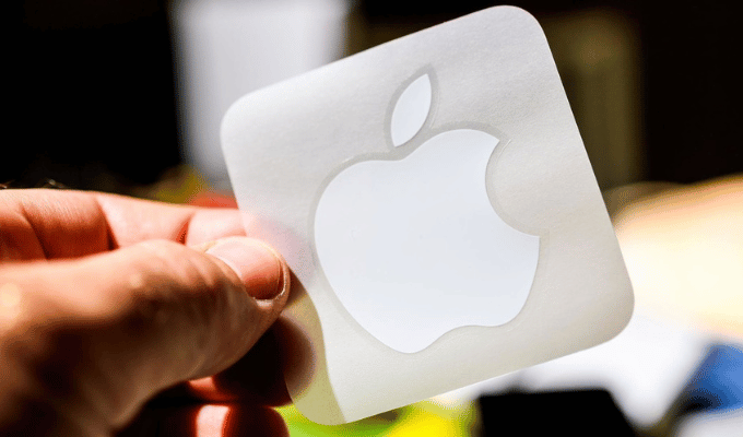 Apple elimina icónicas pegatinas para proteger el medio ambiente