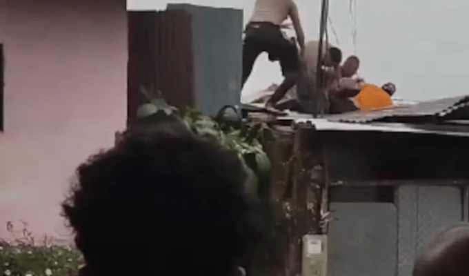 Espectacular caída de policías desde un techo durante arresto