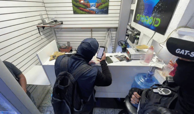 Decomisaron cerca de 100 celulares en el Centro Comercial Montúfar