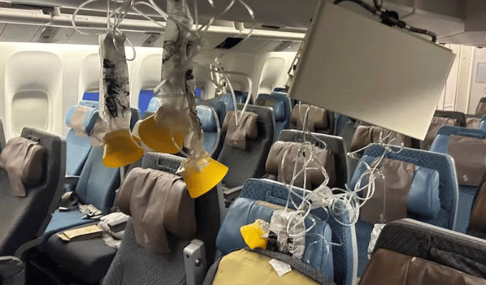 Un muerto y 30 heridos en vuelo de Singapore Airlines