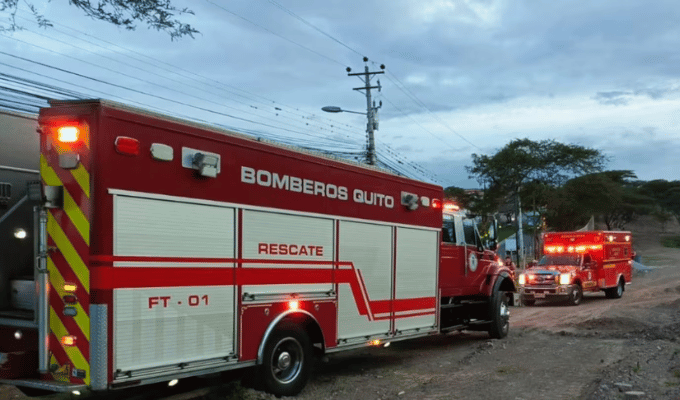 Bomberos de Quito salvan a joven que cayó en quebrada de Tumbaco