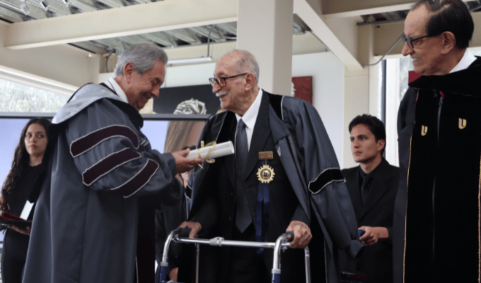 UIDE honra a Simón Espinosa Cordero con un Doctorado