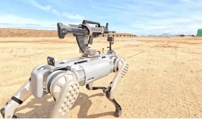 Ejército chino entrena perros robot armados en simulaciones de combate