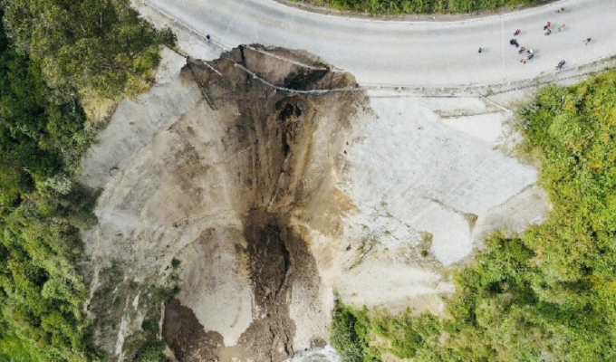 Operativo vial en Guápulo tras deslizamiento de tierra