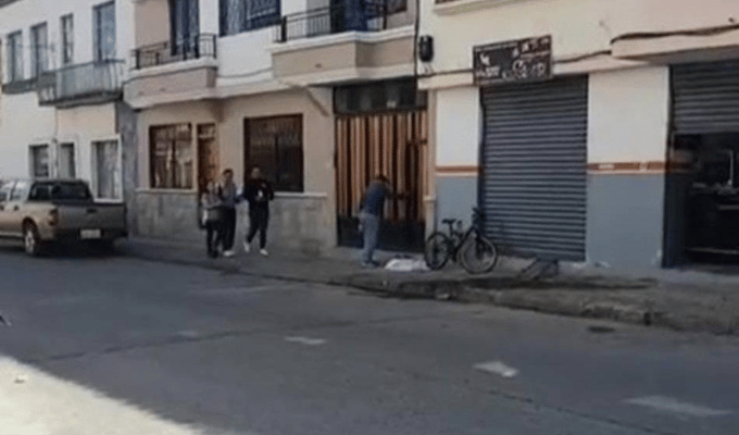 Hombre asesinado a balazos por motorizados en pleno centro de Cuenca