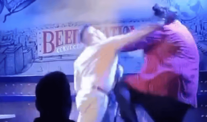 Comediante agredido en escenario tras polémico chiste sobre un bebé