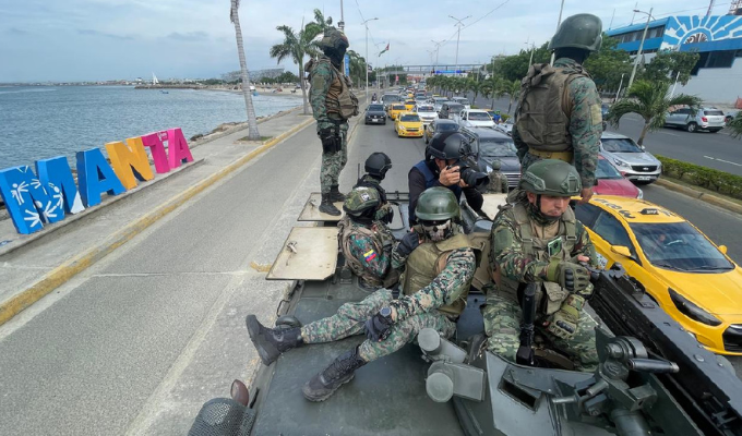 Operativo sin precedentes: tanques de guerra patrullan Manta